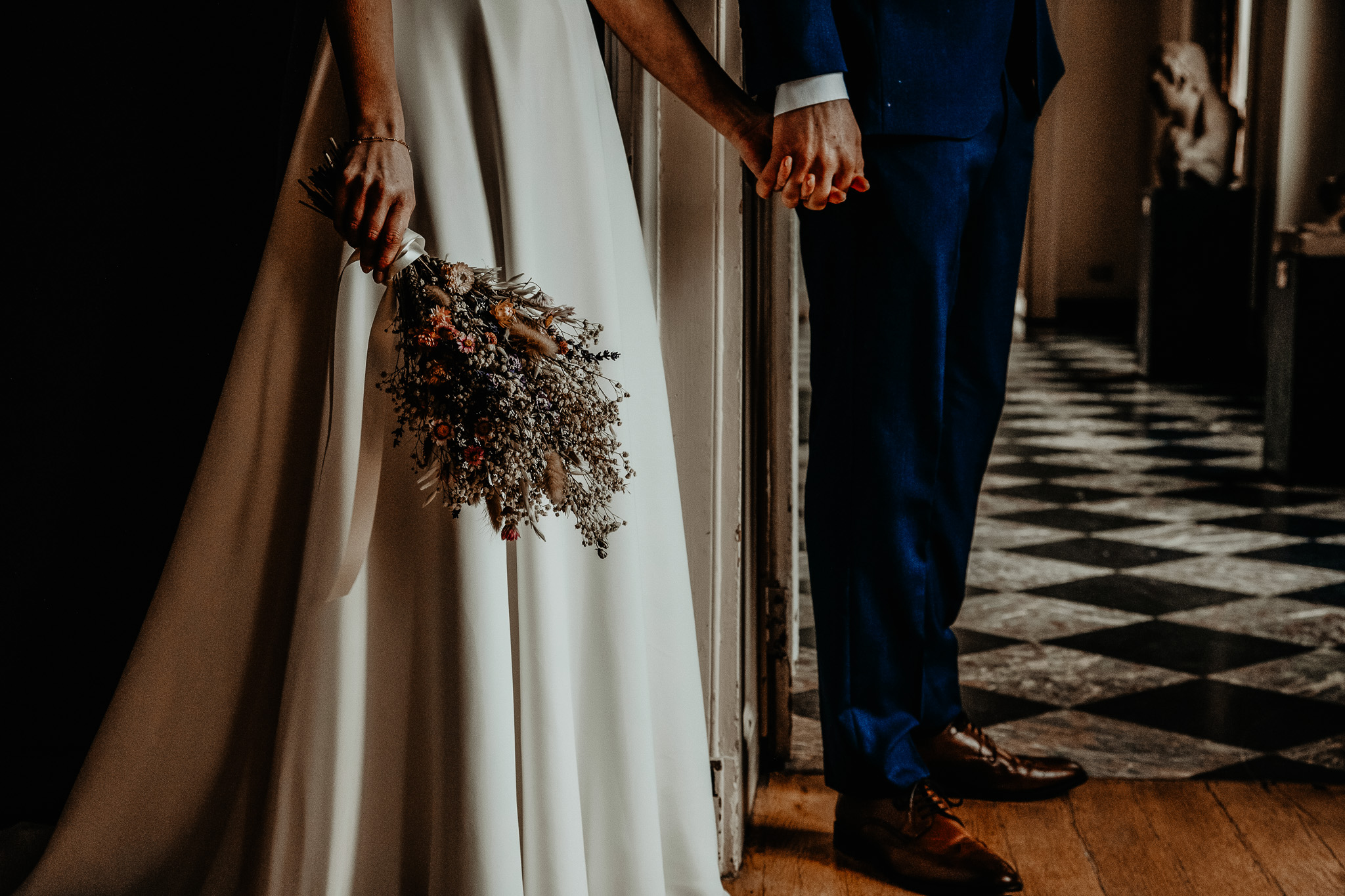 Brautpaar hält sich an den Händen während der Hochzeit