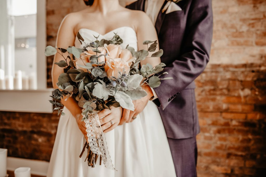 Brautpaar mit Blumenstrauß bei der Hochzeit