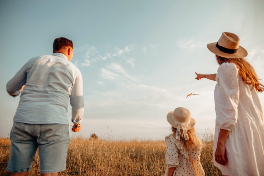 Natürliches Familienshooting bei Sonnenuntergang im Allgäu