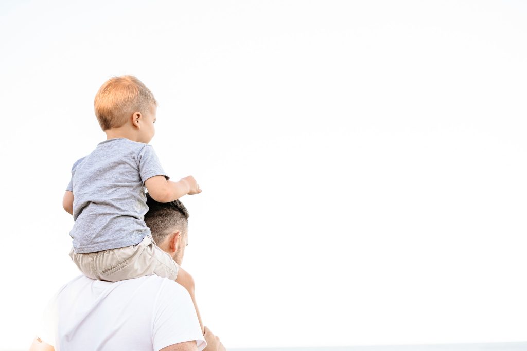Familienfotos in Allgäu mit Kind auf den Schultern