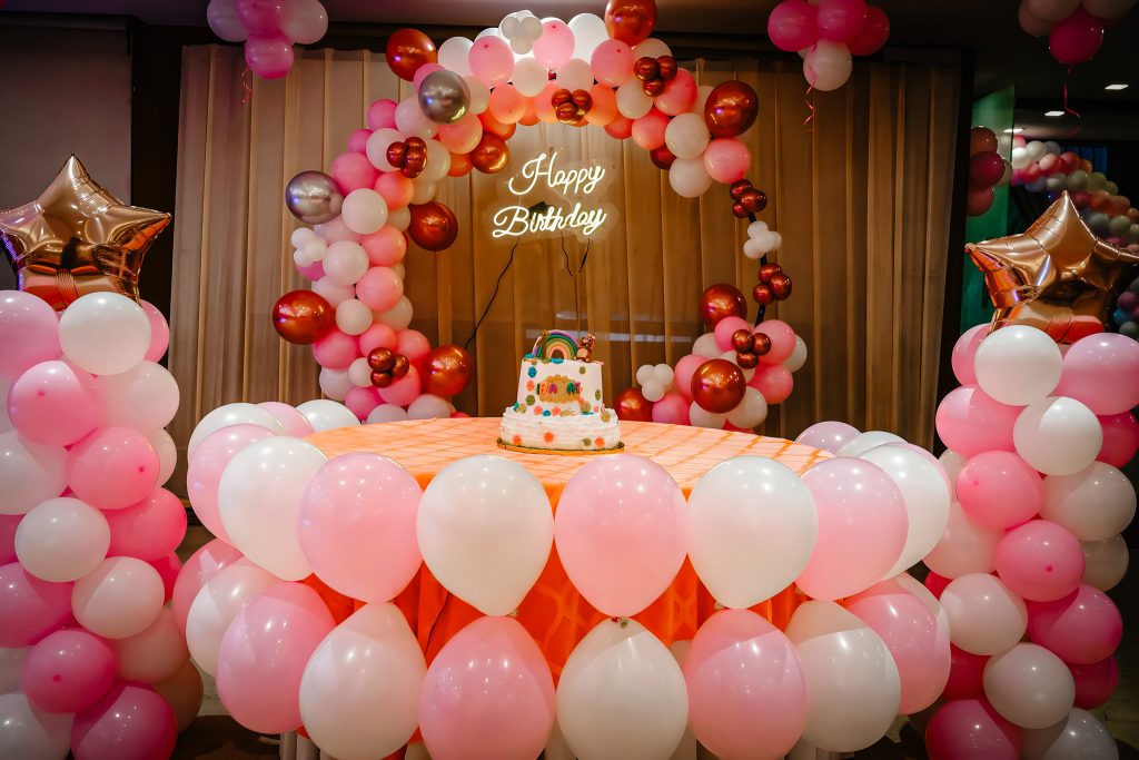 Geburtstagsdekoration mit Ballons und Eventsetup