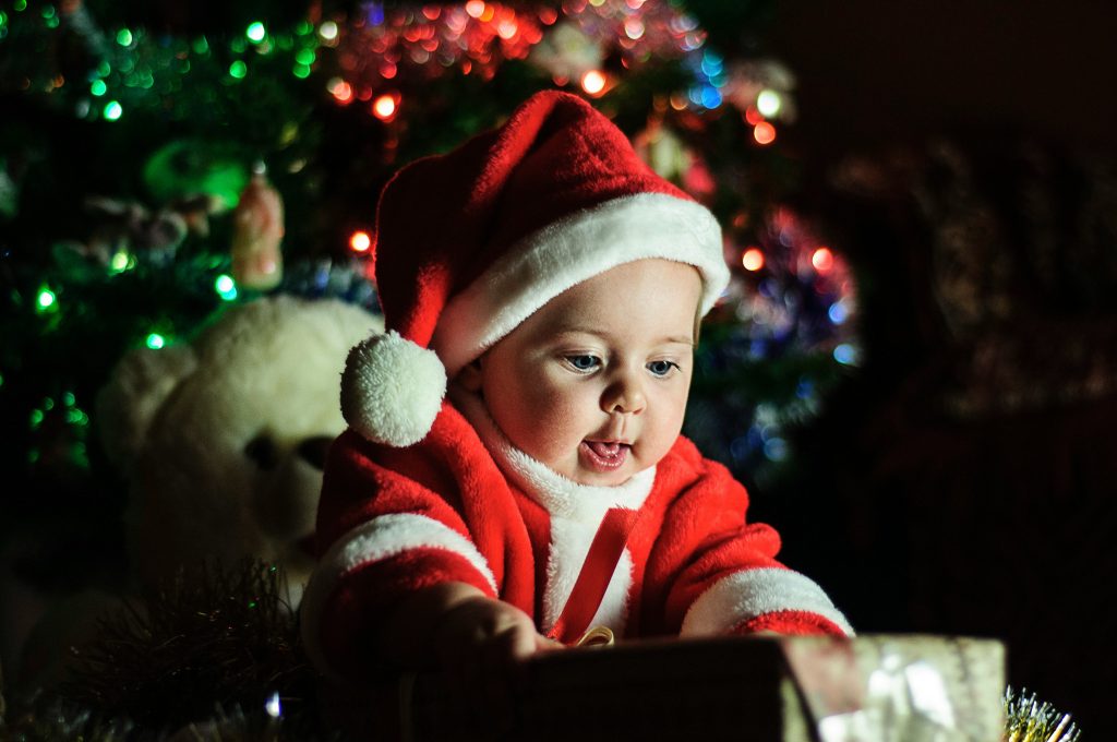 Kind im Weihnachtsoutfit bei einem Fotoshooting