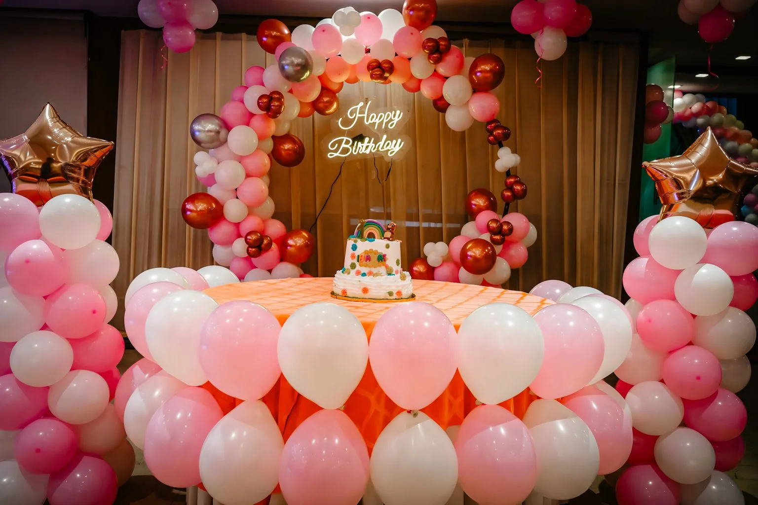 Rosa Ballonwand und Geburtstagsdekoration