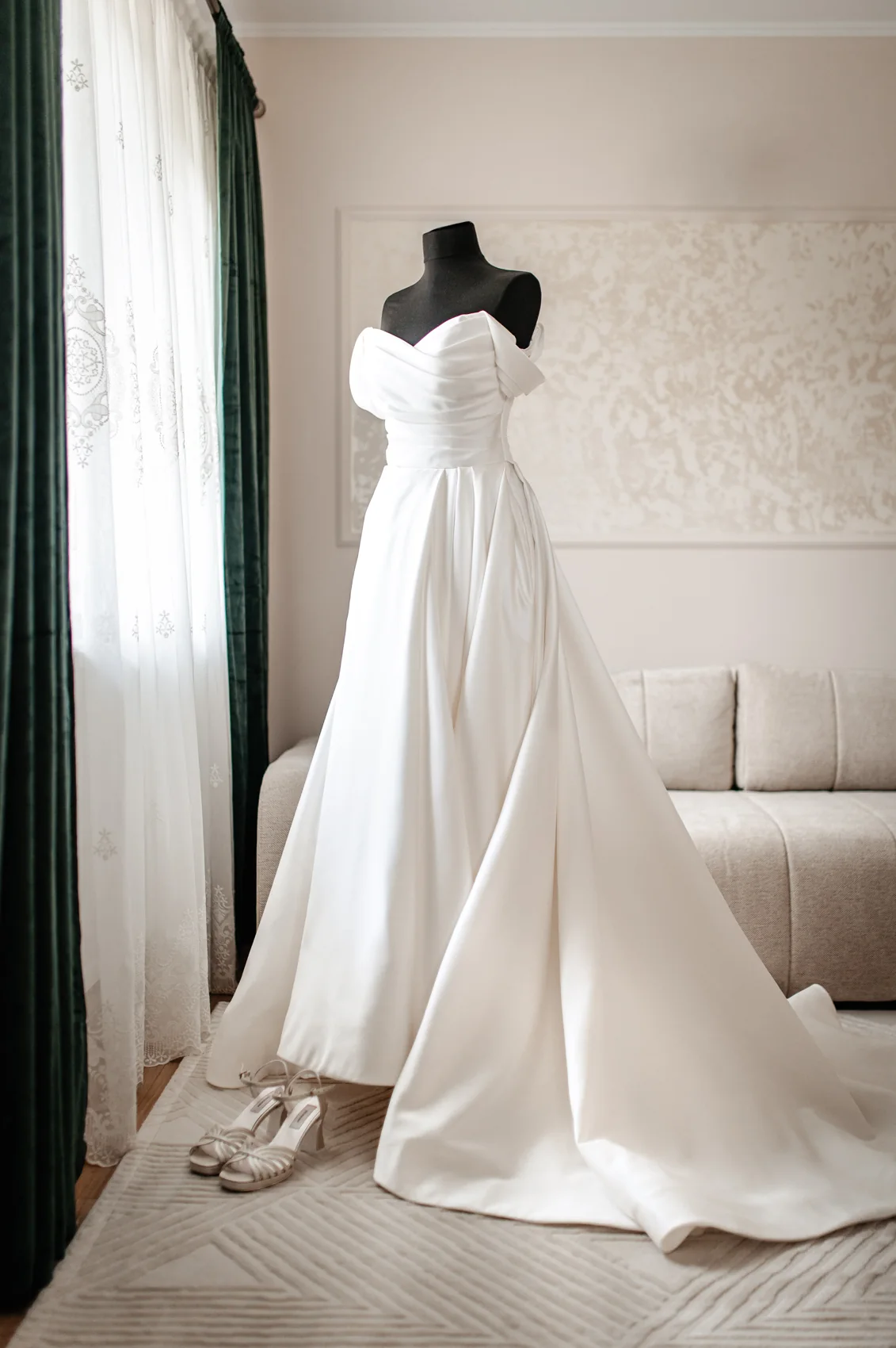Brautkleid am Fenster vor der Hochzeit