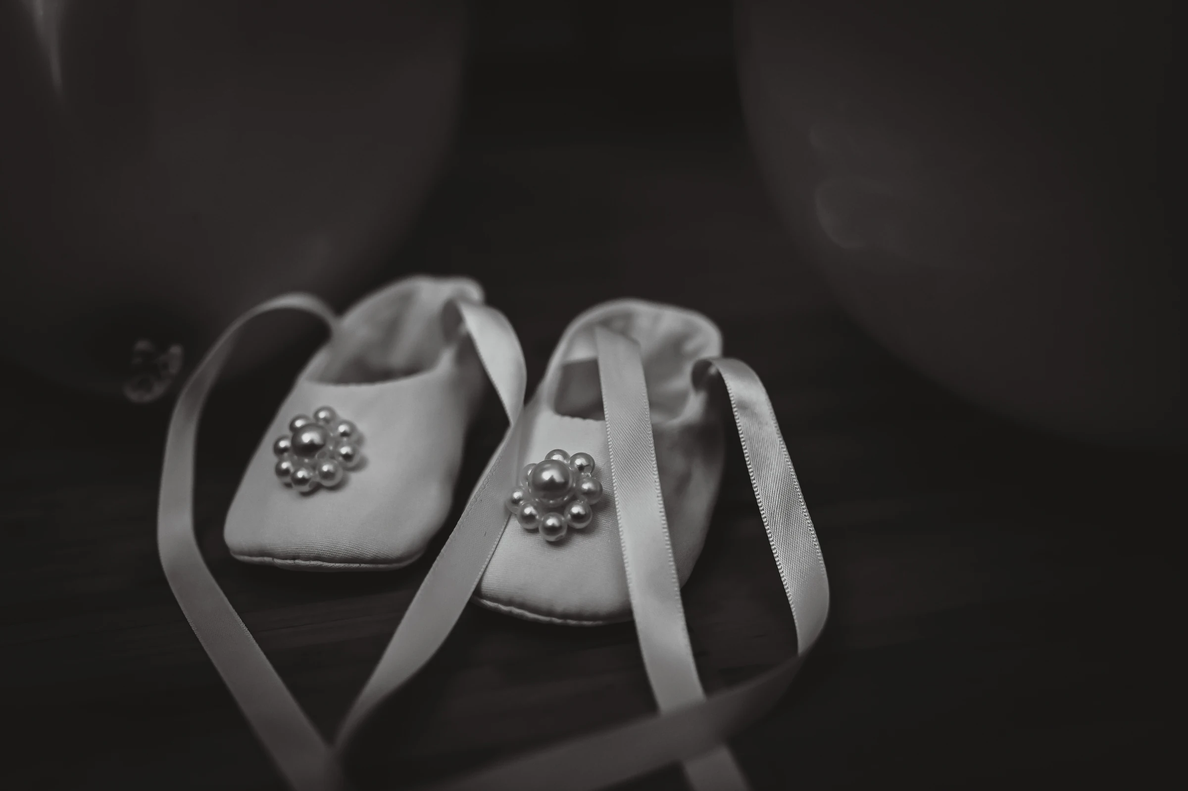 Kleine weiße Babyschuhe in Schwarzweiß