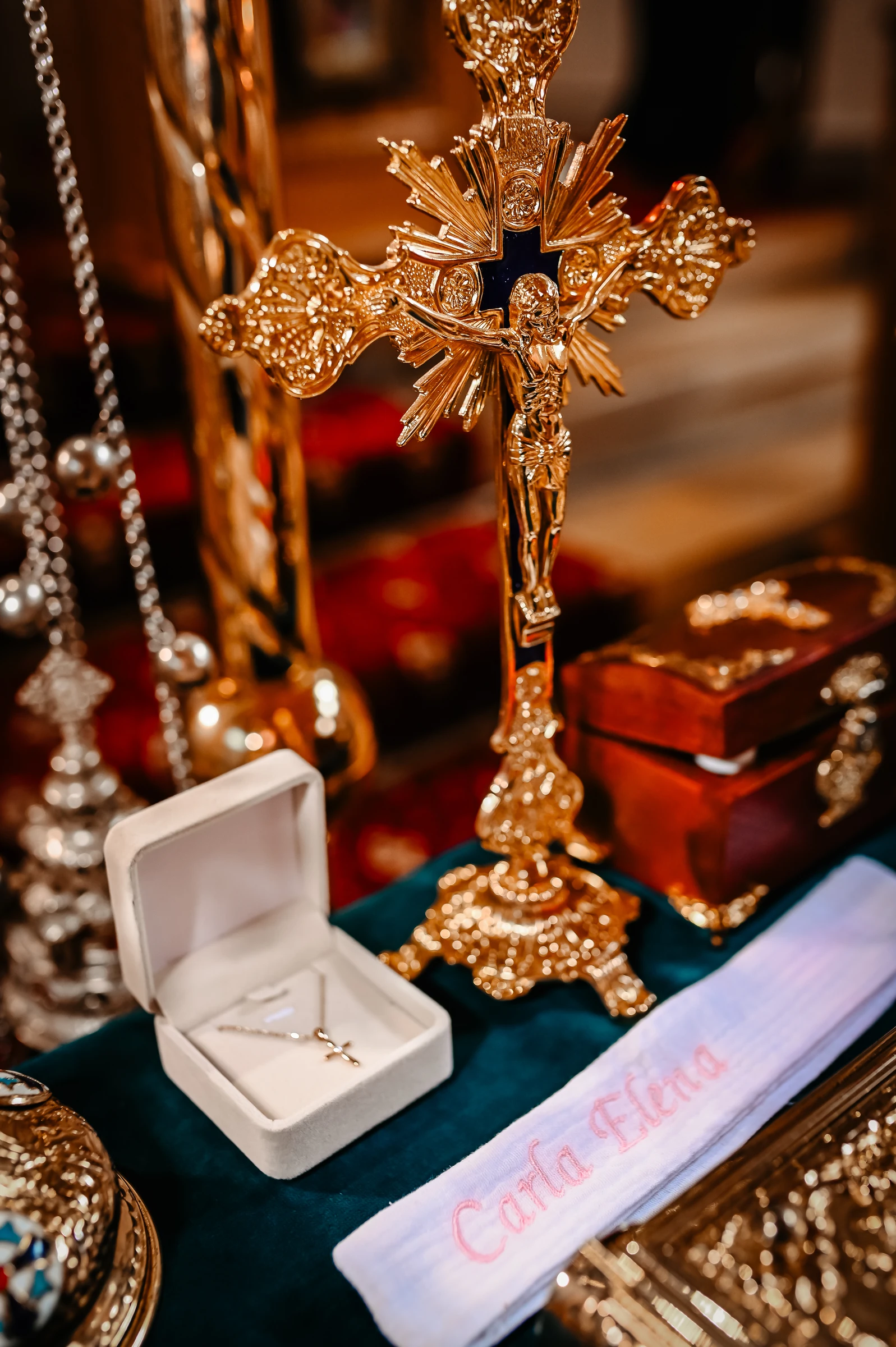 Verziertes Kreuz und Schmuckschachtel in der Kirche