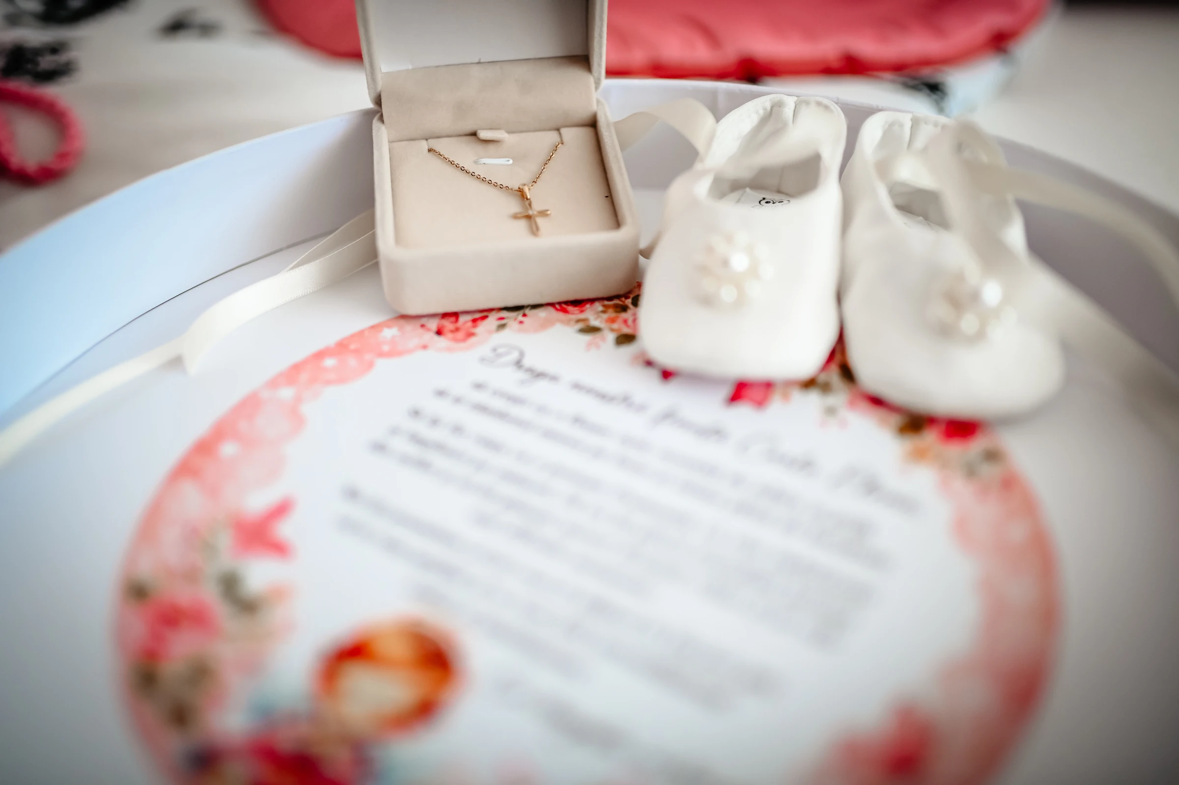 Schmuckschachtel mit Kreuz und weißen Babyschuhen